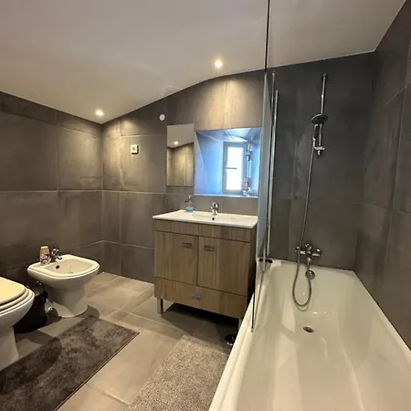 Com Wc Privativo E Varanda No Chiado * Lisbon