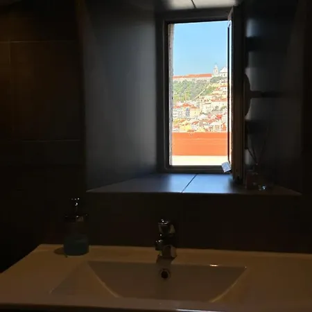 Com Wc Privativo E Varanda No Chiado Lisbon